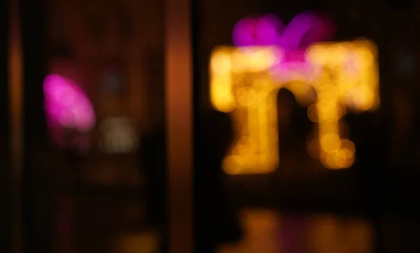 Dükkan camlarında Noel yansımaları