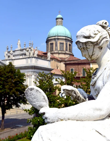 Vercelli arşivinin girişindeki heykel ve arka plandaki Sant 'Eusebio Katedrali cephesi.