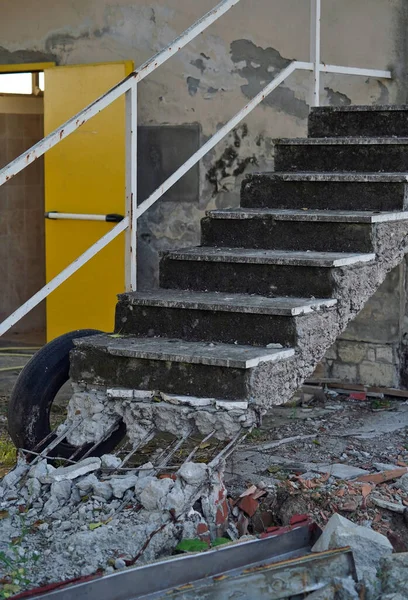 Eski bir spor sahasında yıkıntı