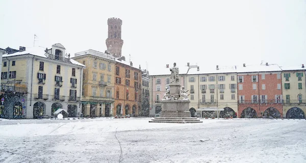 Piazza Cavour karla kaplanmış.