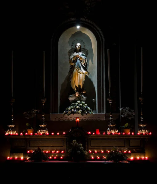 Statua Dell Immacolata Concezione Ornata Candele Votive — Foto Stock