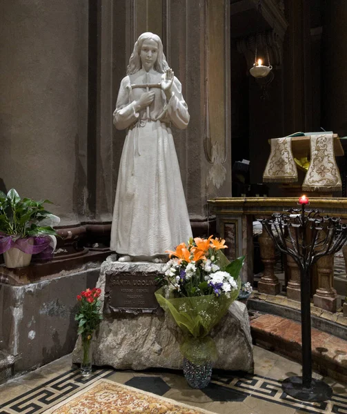 Estátua Sant Ugolina Uma Virgem Eremita Nascida Morta Cidade Vercelli — Fotografia de Stock