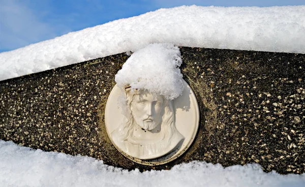 Depiction Jesus Christ Surrounded Snow — стоковое фото
