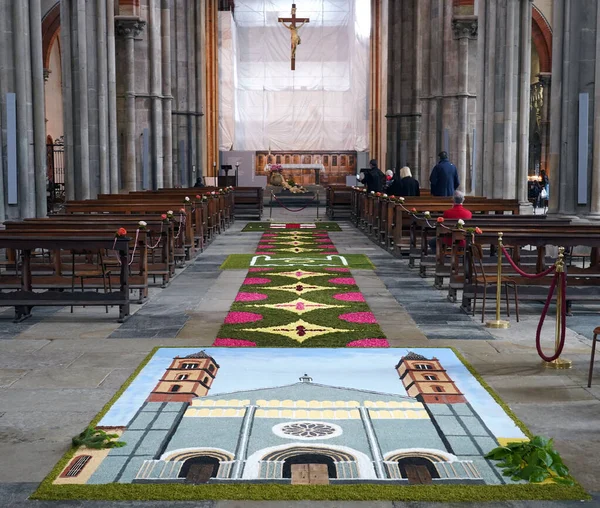Vercelli 'deki Sant' Andrea Bazilikası 'nın içindeki son kafir festivali.