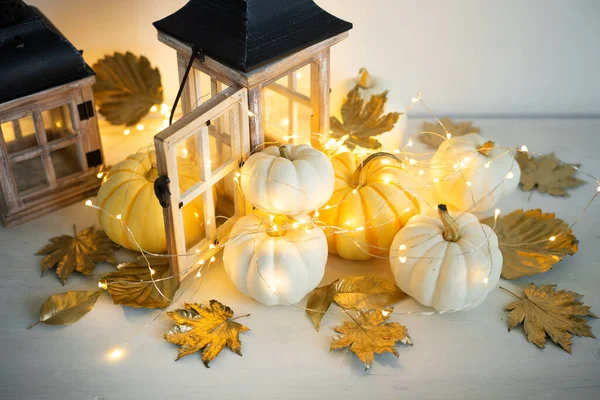 Halloween Decor Table Mini Pumpkins Retro Lanterns Garlands Golden Leaves — Stock Photo, Image