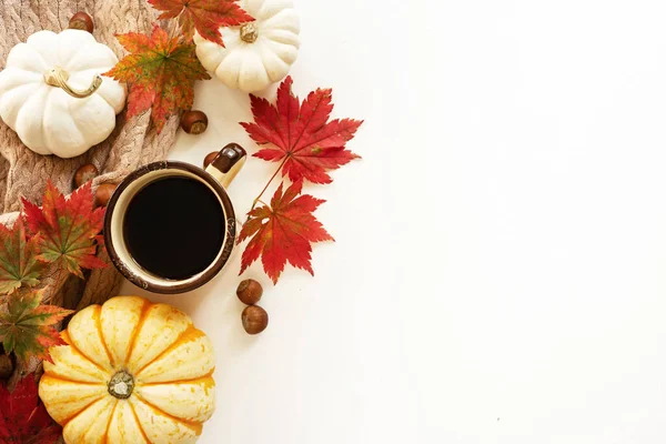 Kaffeebecher Herbstlaub Strickschal Und Kürbisse Auf Weißem Hintergrund Herbstflache Lag — Stockfoto