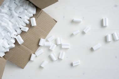 Güvenli ambalaj ve nakliye için köpük dolduruculu karton kutu.