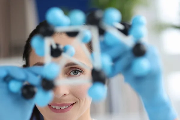 Scientifique examine le modèle de maquette faite de molécules gros plan — Photo