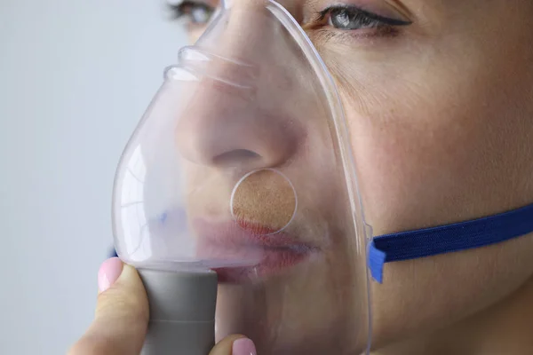 Női arckép lélegző oxigén maszk közelkép — Stock Fotó