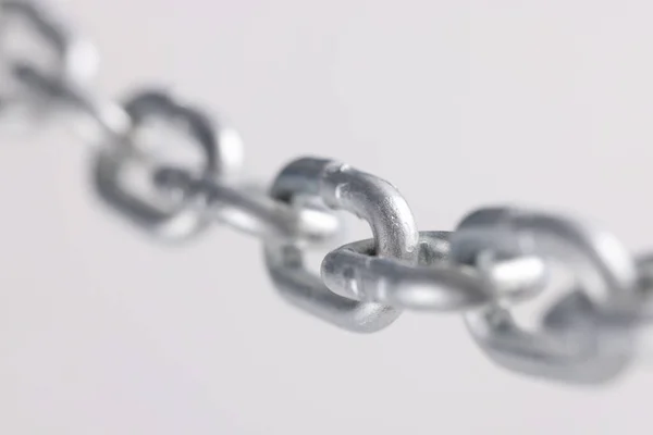 Металеві ланки хромованого ланцюга в повітрі крупним планом — стокове фото