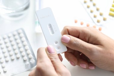 Kadın elleri koronavirüs enfeksiyonu için PCR testi pozitif