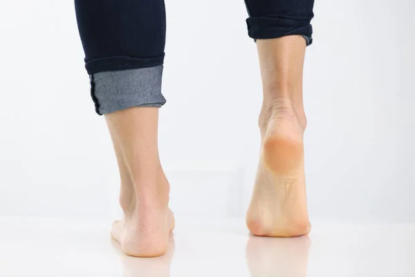 Frauenbeine und erhöhte Ferse. Problemhaut an den Füßen — Stockfoto