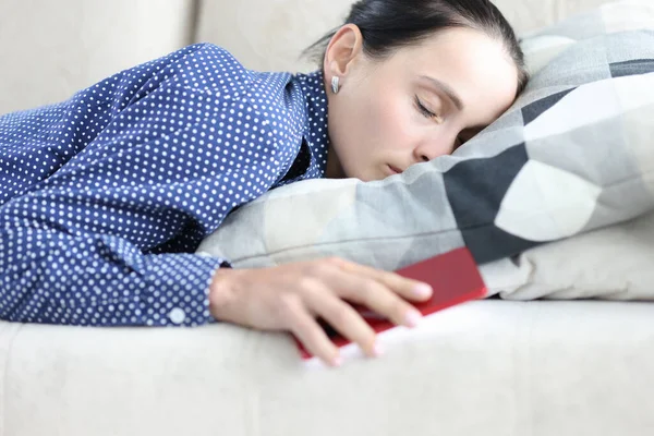 Ung kvinna i depression ligger på soffa med mobiltelefon — Stockfoto