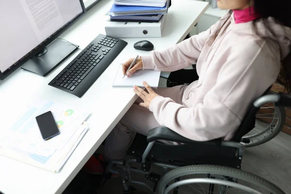 Kobieta na wózku pracuje przy komputerze w miejscu pracy — Zdjęcie stockowe