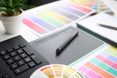 Grafik tablet stili ve renk paleti masanın üzerinde