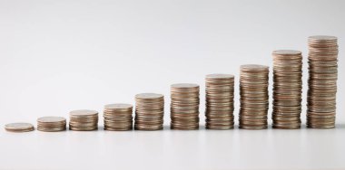 Tablo kapatma sırasında yükselen madeni para yığınları