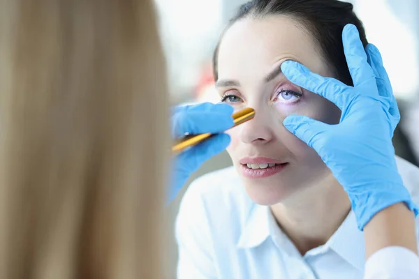Dokter schijnt laser in patiënt oog close-up — Stockfoto