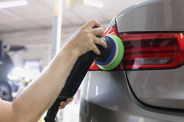 Arabanın arka lambalarını çizik ve çiziklerden cilalamak.