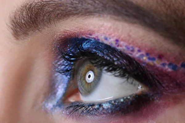 Ojo femenino con brillante maquillaje de noche hermoso primer plano — Foto de Stock