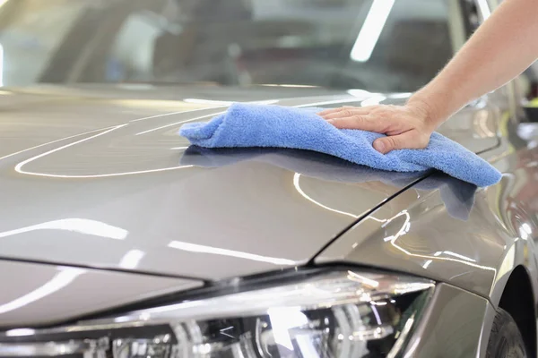 Huva av grå bil torkas med mikrofiber vid biltvätt — Stockfoto