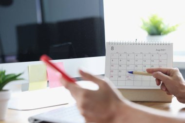 İş yerinde takvimi olan bir akıllı telefon kalemi.