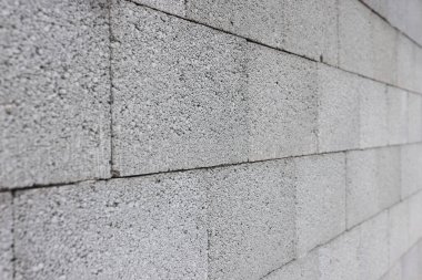 Dikdörtgen bloklardan yapılmış gri beton duvar