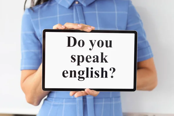 In vrouwen handen tablet met inscriptie U spreekt Engels. Mobiele applicatie voor het leren van vreemde talen — Stockfoto