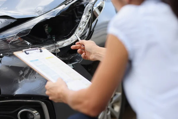 Versicherungsvertreter begutachtet Schaden am Auto nach Unfallaufnahme — Stockfoto