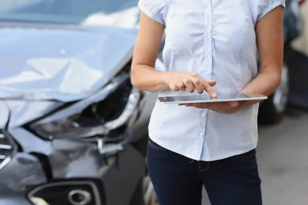 女性保険代理店は車の損傷プログラムにデータを入力します — ストック写真