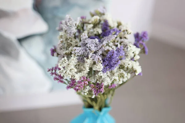 Schöne bunte bunte Strauß von statice Blumen — Stockfoto