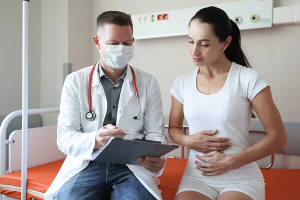 Médico realiza exame médico de paciente feminino na clínica — Fotografia de Stock