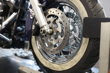 Parlak fren diskiyle ön motorsiklet tekerleği. Motorsiklet konsepti için şok emiciler ve ön çatallar