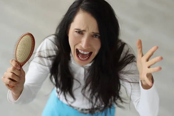 Portret Van Schreeuwende Vrouw Met Ernstig Haarverlies Haaruitval Veroorzaakt Concept — Stockfoto