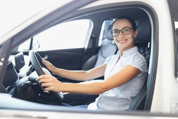 幸せな笑顔の女性の肖像新しい車を運転 ドライブコンセプトのテスト — ストック写真