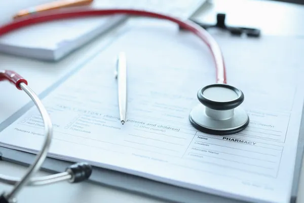 Медична картка ручка і стетоскоп на столі крупним планом — стокове фото
