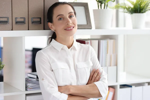 Ritratto di giovane bella donna sorridente in ufficio primo piano — Foto Stock