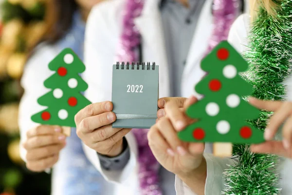 Calendario de celebración del médico para 2022 en las manos femeninas de cerca — Foto de Stock