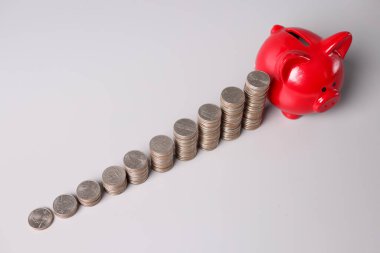 Masada bir sürü bozuk para ve domuz kumbarası var.