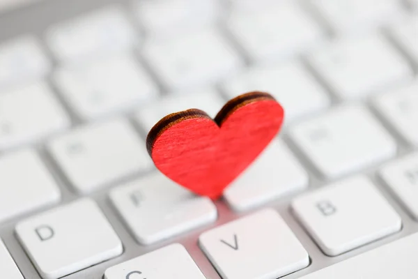 컴퓨터 키보드의 작은 빨간 심장을 클로즈업 — 스톡 사진