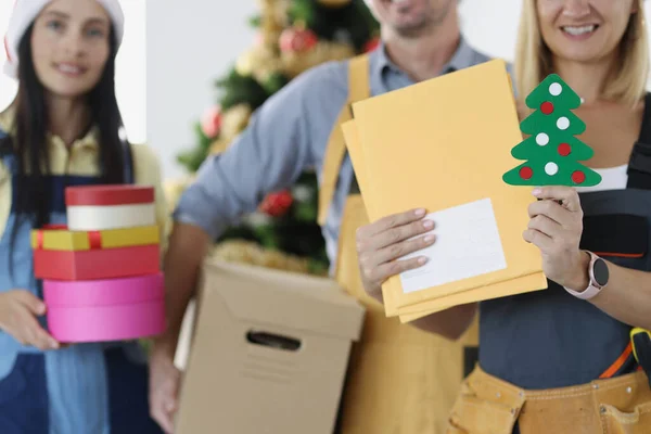 Delivery service team is holding Christmas tree closeup — Stock Photo, Image