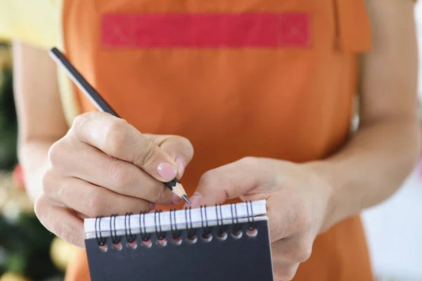 Garçom feminino escrevendo pratos encomendados em caderno com lápis close-up — Fotografia de Stock