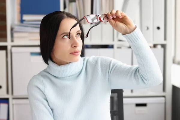 Cansado jovem mulher no local de trabalho tirou óculos closeup — Fotografia de Stock