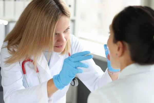 El médico realiza un examen físico del primer plano de la garganta del paciente —  Fotos de Stock