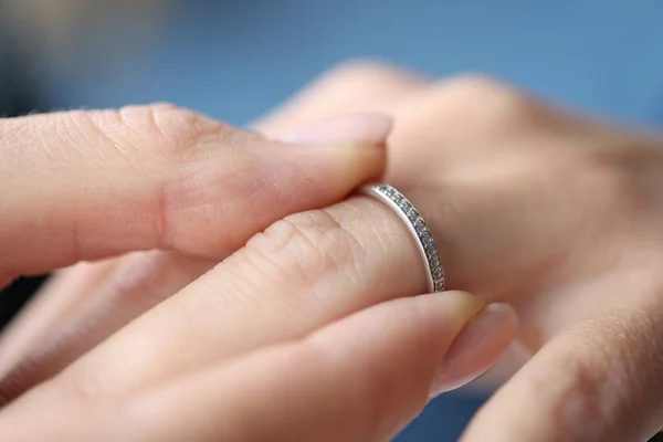 Mulher mão colocando anel de prata em seu dedo closeup — Fotografia de Stock