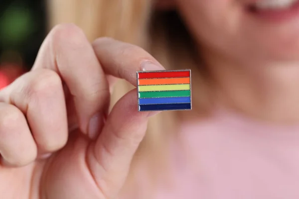 Vrouw houden pictogram met lgbt vlag in haar handen closeup — Stockfoto