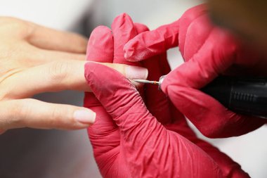 Koruyucu kırmızı eldivenli kişi.