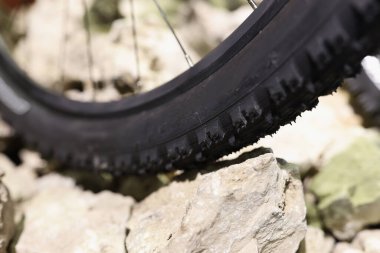 Bisiklet lastiği taşların üzerinde duruyor.