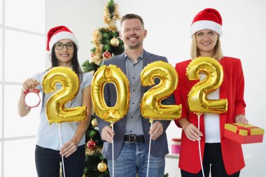 Genç iş adamlarından oluşan genç ekip 2022 numaraya sahip Yeni Yıl ağacına karşı