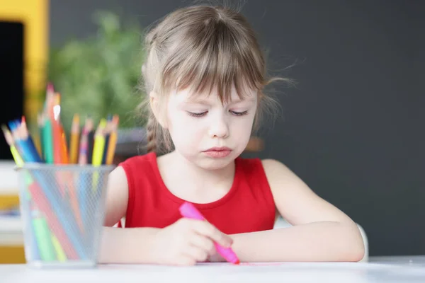 Little girl drawing at table with colored pencils — Stock Photo, Image