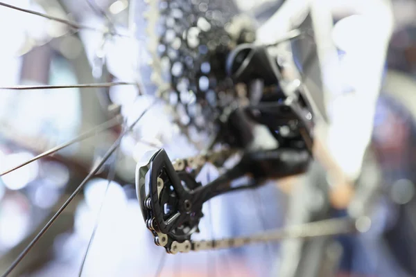Κλείσιμο σιδερένιων αλυσίδων στον πίσω τροχό του ποδηλάτου — Φωτογραφία Αρχείου